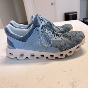 On cloud tennis shoes. Size 9.